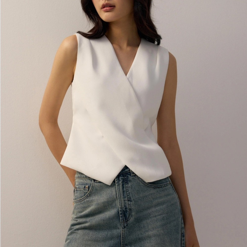 Love Bonito - Mae Tailored Cross Over Top. Size 4 White